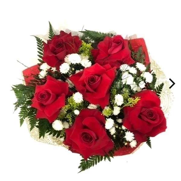 Maço 05 rosas vermelhas + Gipsofilas brancas